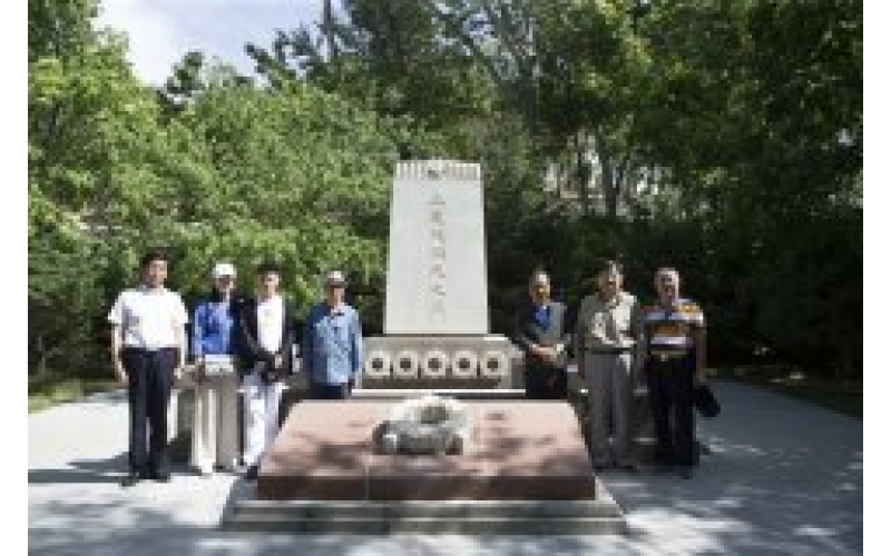 陳志峰董事長(cháng)陪同曹志衛祭奠革命先烈