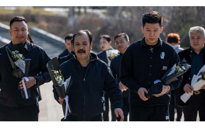 董事長(cháng)帶領(lǐng)部分黨員緬懷革命先烈