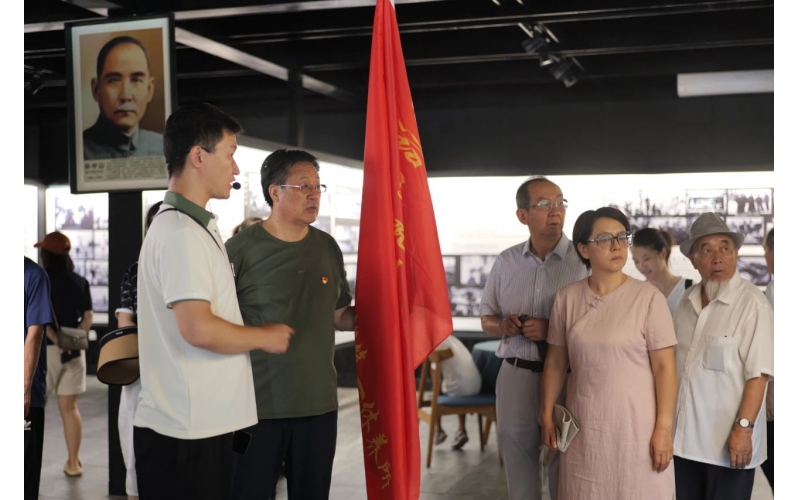 紅色基因 永續傳揚——軍休干部參觀(guān)新疆古生態(tài)園慶八一